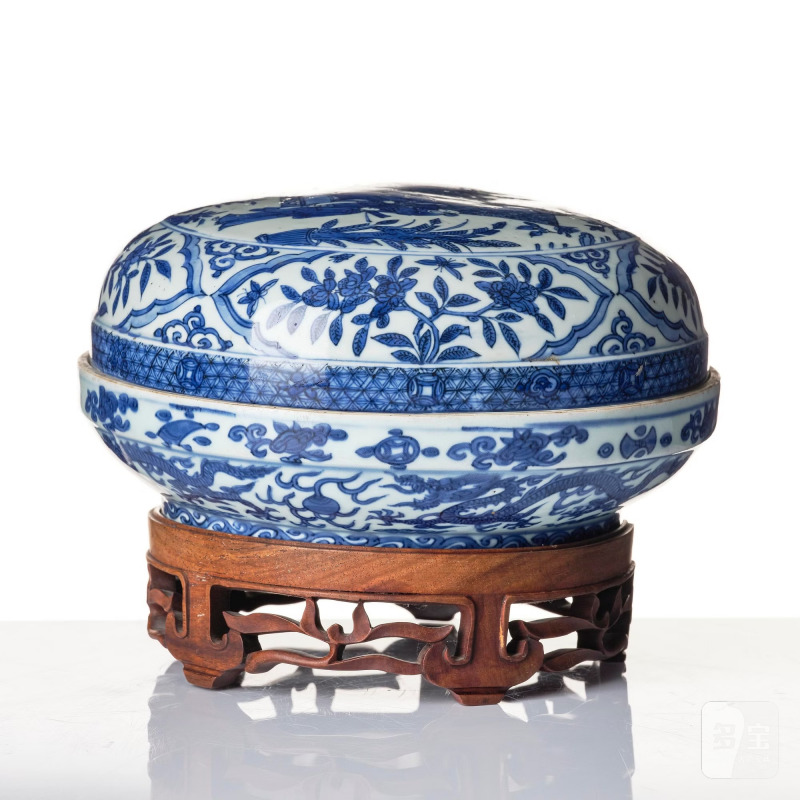 A blue and white box and cover, - 图3